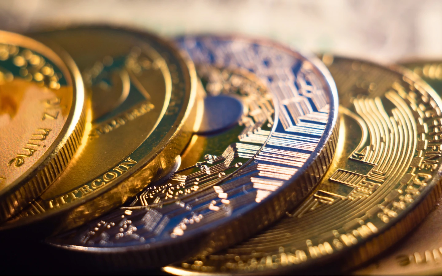 Leis 69-2025 e 70-2025 para controlar mercados e transferências de criptoativos